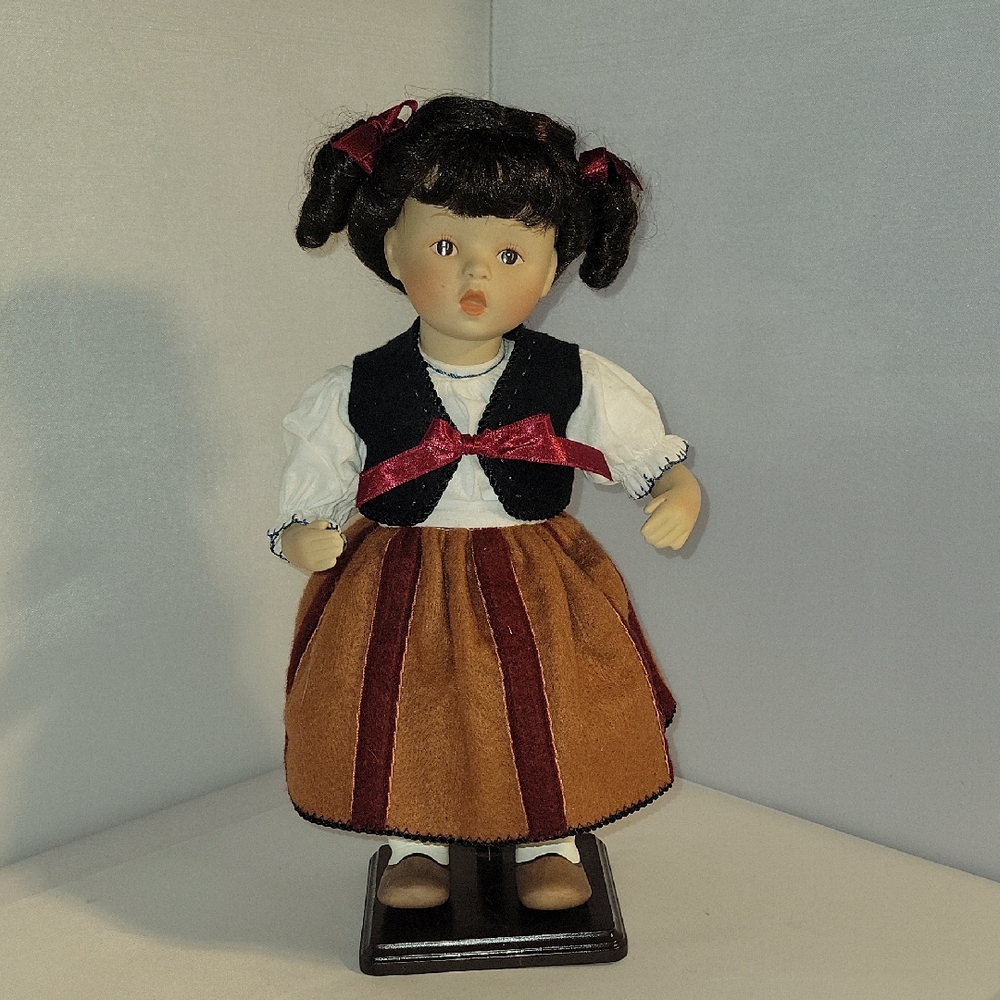 Vtg Bertha Hummel  Doll Porcelain Girl Snow White #84FA